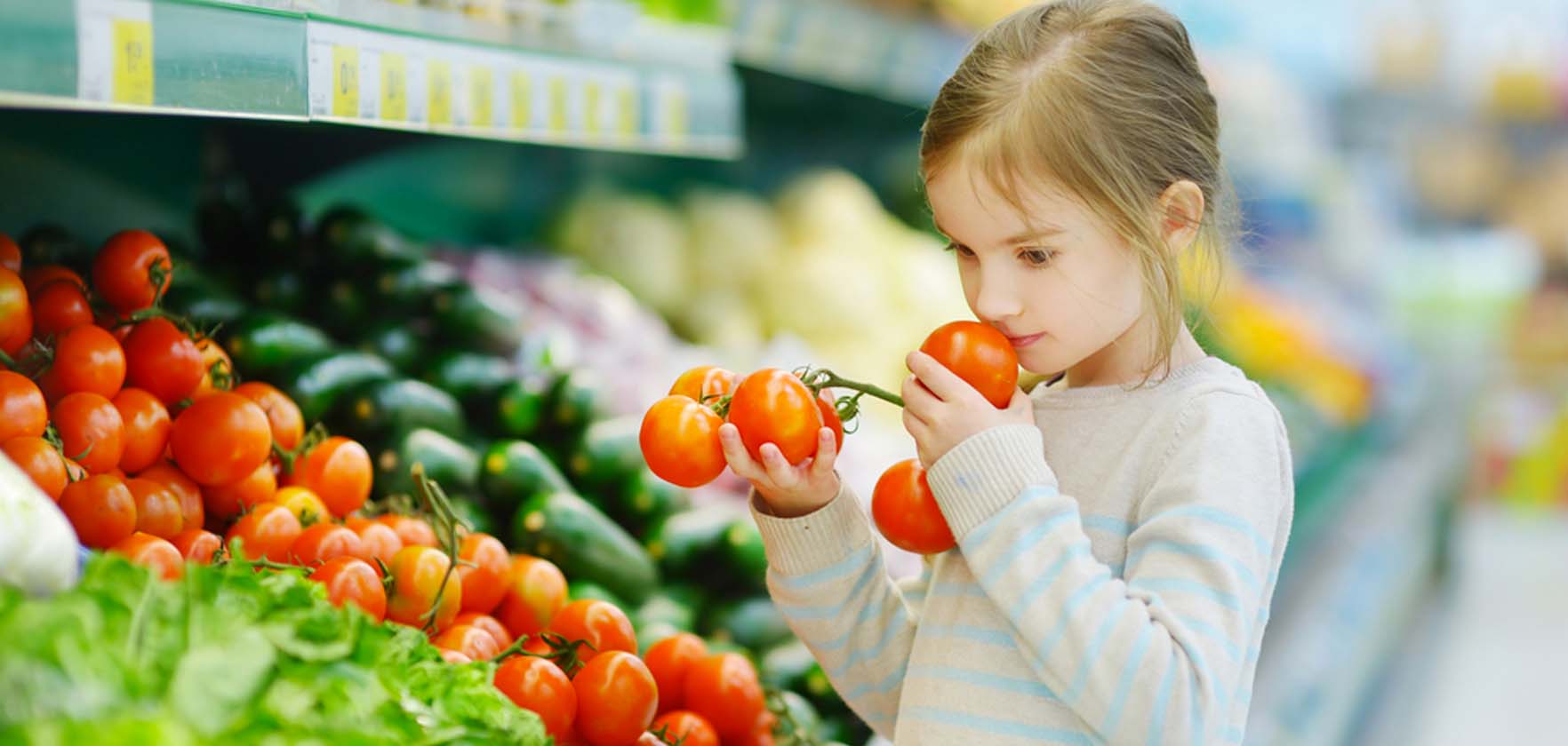 menina escolhendo tomates